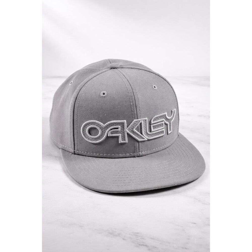 Oakley Snapback Hat Grey‎ 3D Embroidered Logo Flat Brim Adjustable Cap NWOT